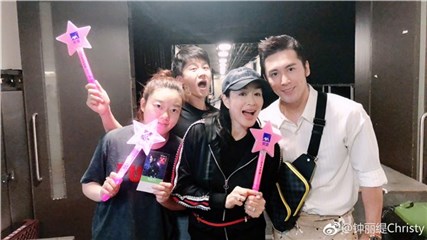 钟丽缇张伦硕带助理听周杰伦演唱会 还在后台合影太羡慕了