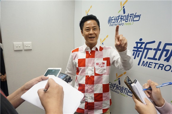 蔡一杰出席电台活动宣传自己的最新作品