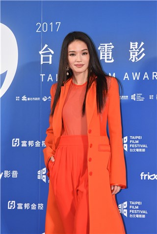 台北电影节红毯超美丽 舒淇包紧紧因为又过敏了