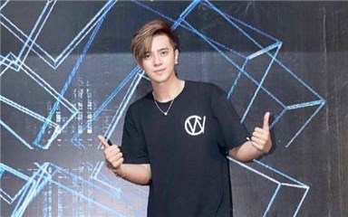 罗志祥晒15岁旧照 半裸欧弟意外抢镜