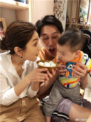 ELLA元宵节吃汤圆开工 劲宝不能吃只能盯着流口水