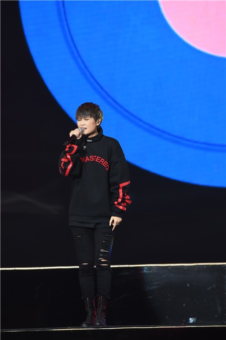 李宇春穿宽松卫衣帅气登台献歌 薛之谦金句不断