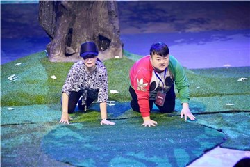 超敬业!蔡明扮“猫女”舞台跪爬