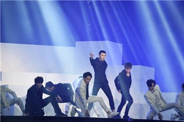 群星闪耀“星APP之夜” 李宇春汪峰羽泉大咖同场飙歌