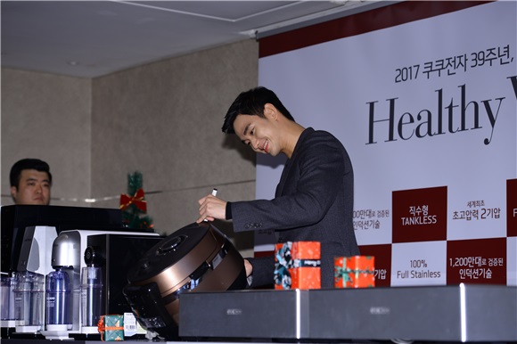金秀贤出席在首尔中区举行的某品牌活动