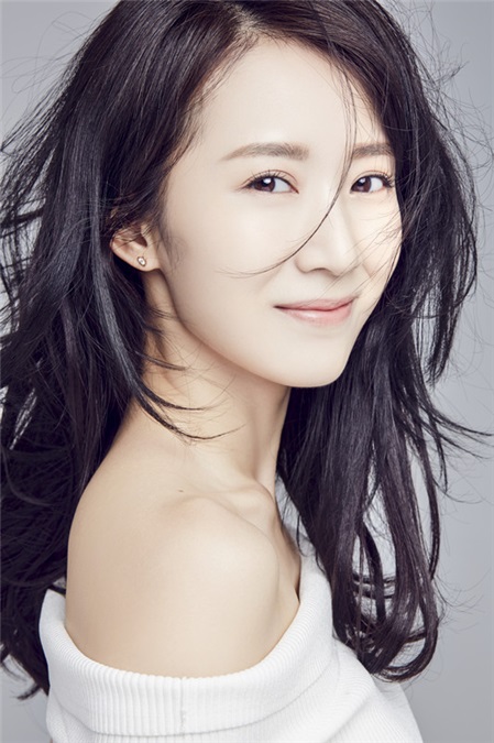 李念衬衫蓝裙清新十足 击败炎夏的氧气美少女