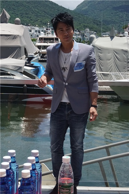 孙耀威、叶芝如、黄奕等,为青春慈善电影《我们的6E班》进行开镜仪式