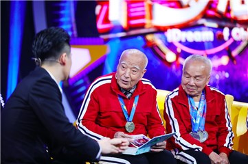 苏朋学老人与王志勇老人分享运动事迹