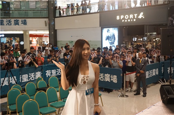 「鸡排妹」郑家纯出席粉丝见面会