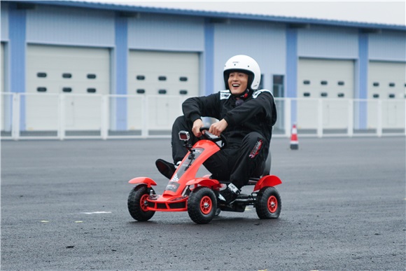 孙艺洲首挑战赛车 变「孙三岁」上演「速度与激情」