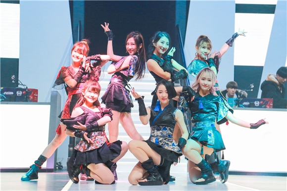 国风女团SING接棒T-ara 不惧严寒热舞助阵LOL冬季赛
