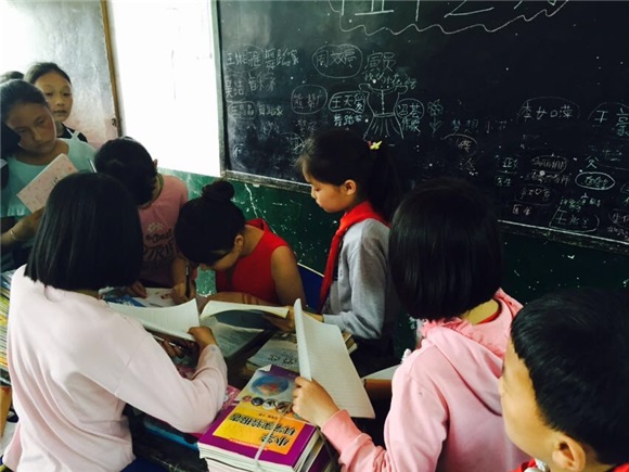 刘赛儿童节回乡做公益 慷慨担负儿童全部学费