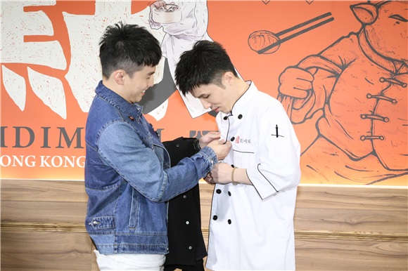 宋念宇举办全新专辑《同在》庆功活动 好友阿纬现身支持