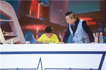 黄昊伟现场制作无人机
