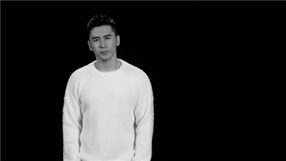 张伦硕最新单曲《谁》正式上线 黑白MV感性刻画孤独内心
