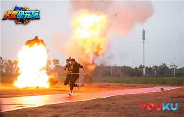 图:杨迪、张予曦上演夺命逃亡,场面堪比大片
