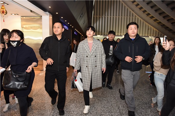 〈Yes台北现场〉韩国演员池昌旭抵达台 幸运粉丝获签名