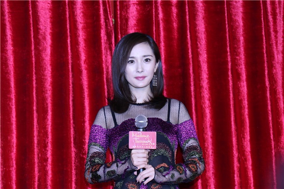 杨幂「调戏」姐妹蜡像搞怪合影 紫色闪片拼接裙性感妖媚