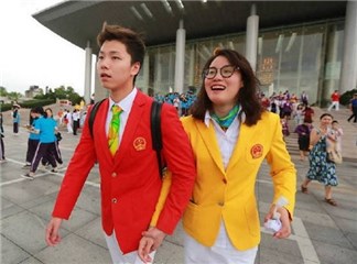 「洪荒少女」姐弟恋！？ 傅园慧李广源亲密牵手而行