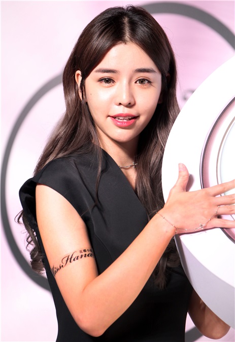 李毓芬出席美妆活动 完美诠释跨越60年妆容