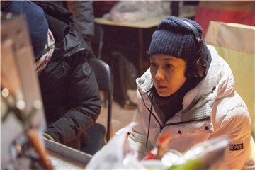 刘若英在监视器前认真观看演员表演