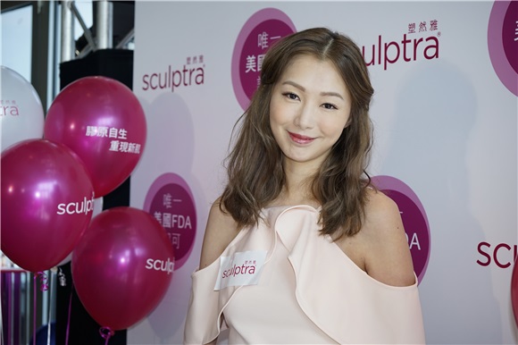 廖碧儿、赵颁如
出席美容活动
