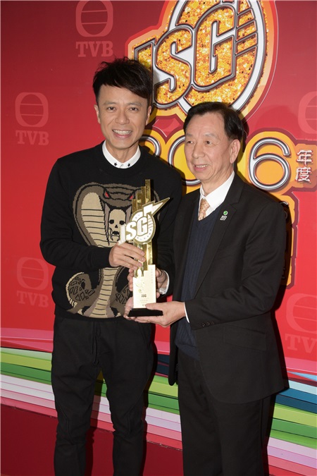 李克勤出席劲歌金曲颁奖典礼的最受欢迎男歌手颁奖仪式