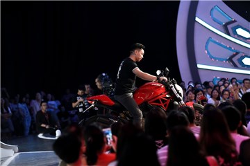 王凯骑机车为曾旭君而来