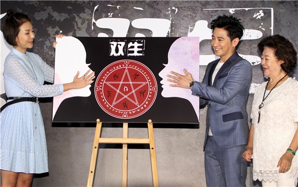 电影《双生》男女主角孙耀威、童冰玉等出席记者会