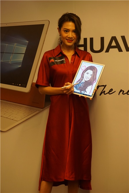 周秀娜出席电子产品发布会