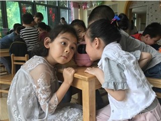 (图:蛋蛋课堂上小蛋深受小朋友欢迎)