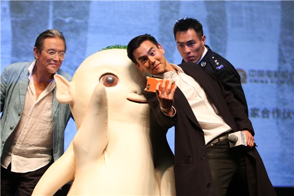 《捉妖记》胡巴玩「穿越」送锦旗预祝大卖