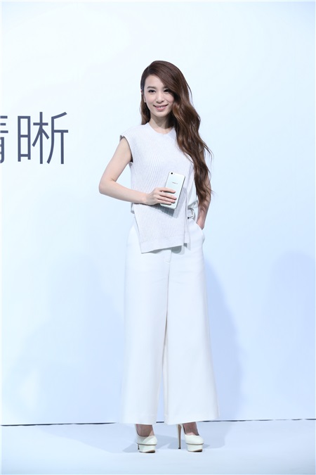 田馥甄出席手机发布会活动