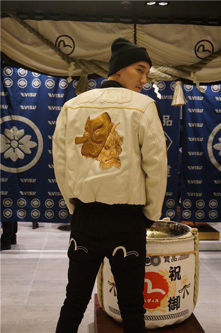 王阳明今出席日本潮牌新店开幕式