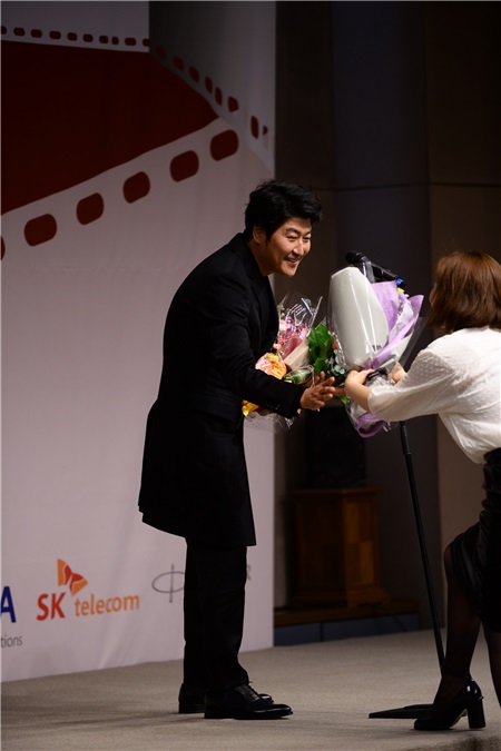 第8届韩国年度电影奖颁奖典礼 宋康昊、马东锡、罗美兰等到场出席