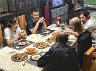 许亚军秀厨艺获朋友好评