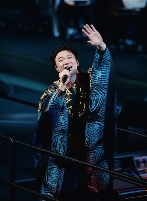 陈奕迅首个东京演唱会完满大成功  歌迷呼唤他返启德园做《Fear and Dreams》最终场