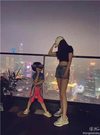 Angelababy晒温馨母子照 3岁小海绵急抽高已过她的腰