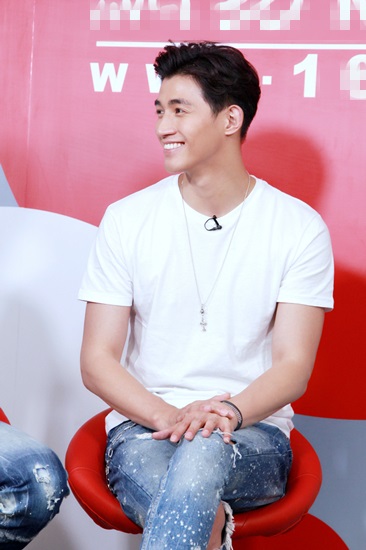 屈楚萧强吻李子峰 别样富二代「基情」无限