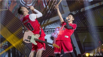 张杰穿篮球服热血唱响《好想大声说爱你》 谢娜放闪回忆杀真甜甜的
