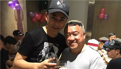 主演宗峰岩与曾志伟合照