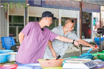 陈小春抛弃包袱出门买菜砍价