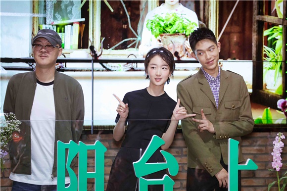 周冬雨为演绎《阳台上》研究纪录片 首尝试胶片电影引期待