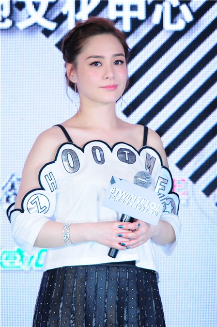 Twins巡回演唱会上海站开启 出道15周年白色姐妹装青春再现