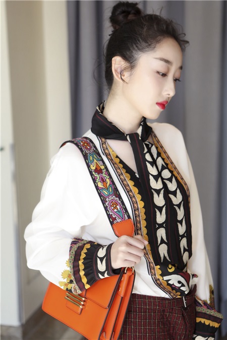 蒋梦婕名族风亮相米兰大秀 白发光成众人焦点