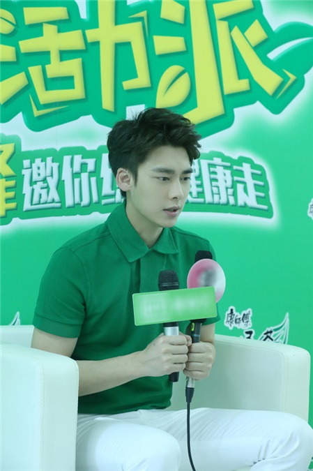 李易峰高温传递绿色活力 暖心护粉贴心获赞