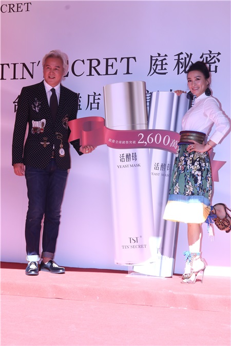 林瑞阳、张庭出席Tin’Secret庭秘密台湾旗舰店开幕记者会