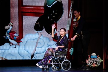 《姐姐好饿》第二季开播记者会  小S坐轮椅登场敬业热舞全场欢呼