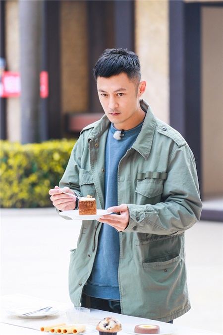 余文乐「黄金右脚」展足球实力 与白敬亭、魏大勋上演三角战