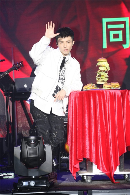 宋念宇新歌演唱会 艾怡良送上美食